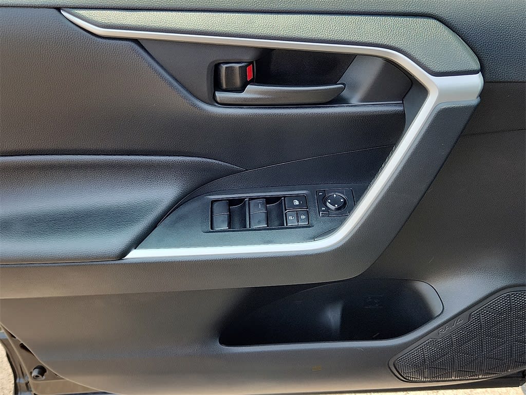 2021 Toyota RAV4 LE 20