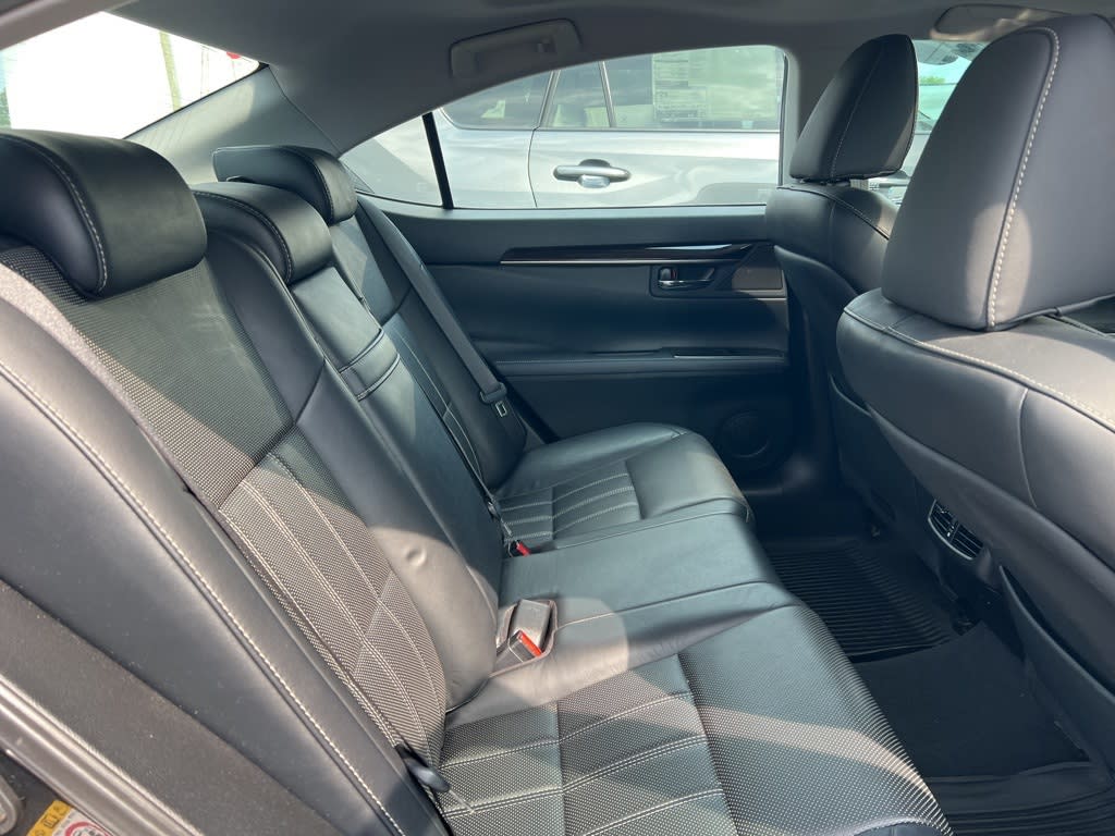 Thumbnail: 2018 Lexus ES - 16