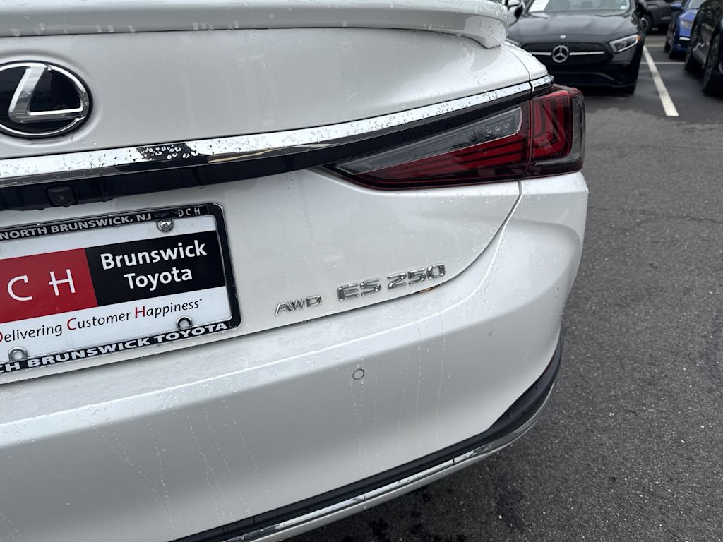 Thumbnail: 2021 Lexus ES - 17