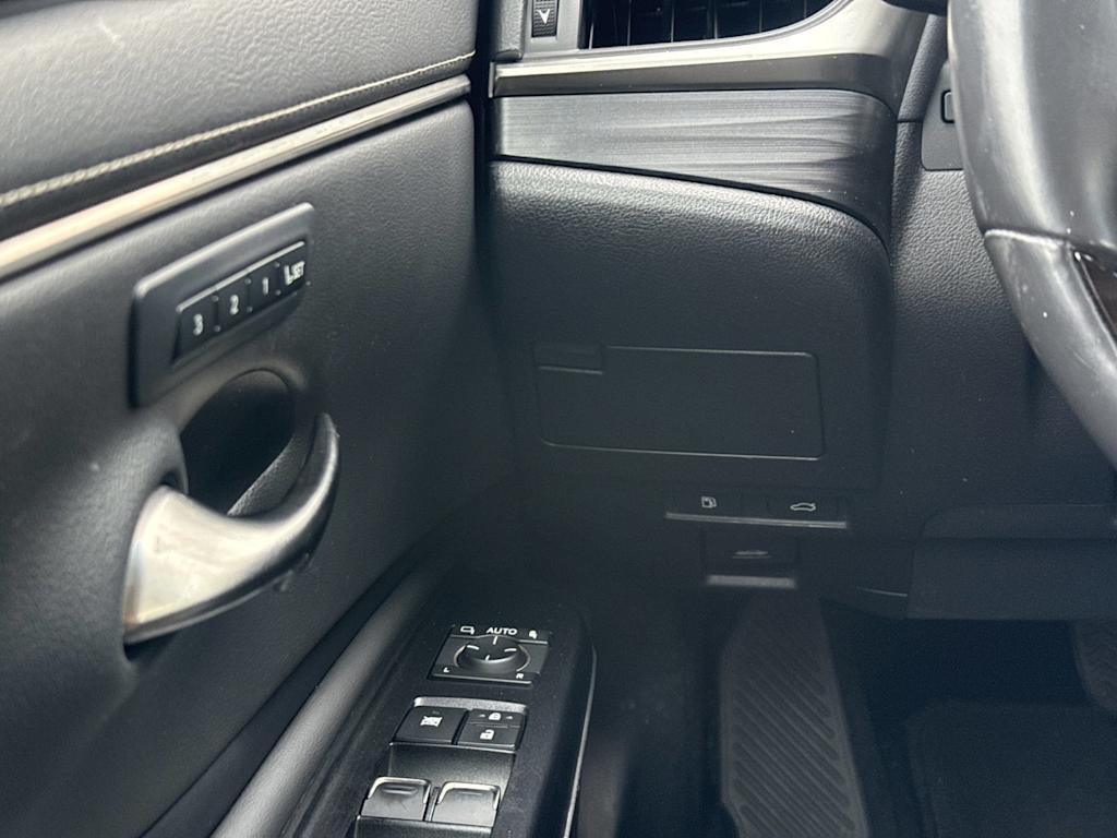 Thumbnail: 2021 Lexus ES - 22
