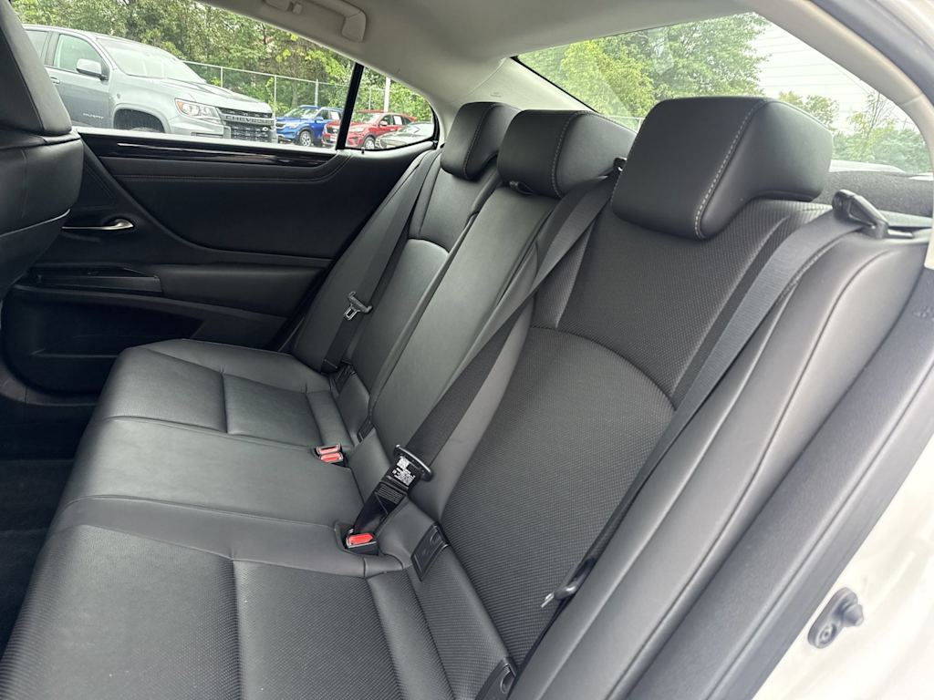 Thumbnail: 2021 Lexus ES - 18