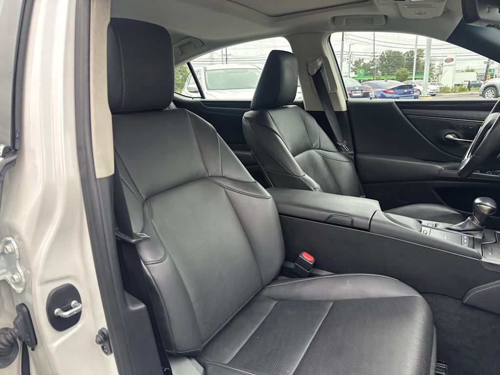 Thumbnail: 2021 Lexus ES - 8