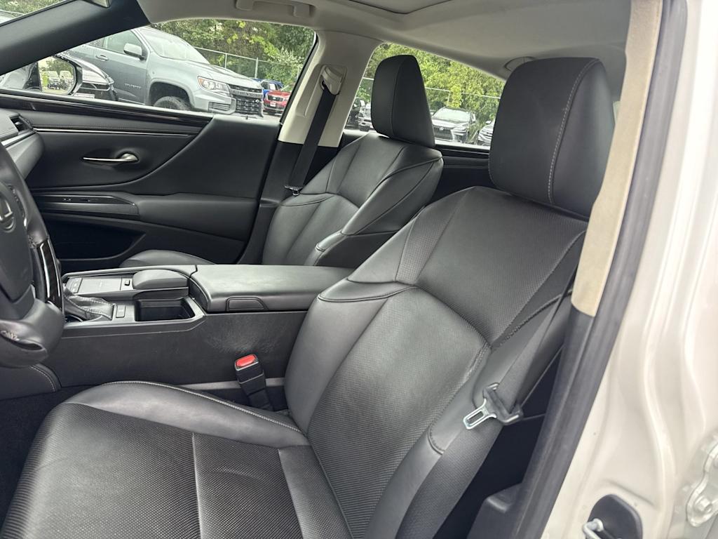 Thumbnail: 2021 Lexus ES - 9