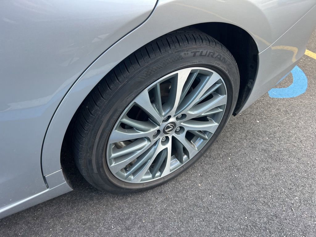 Thumbnail: 2020 Lexus ES - 4