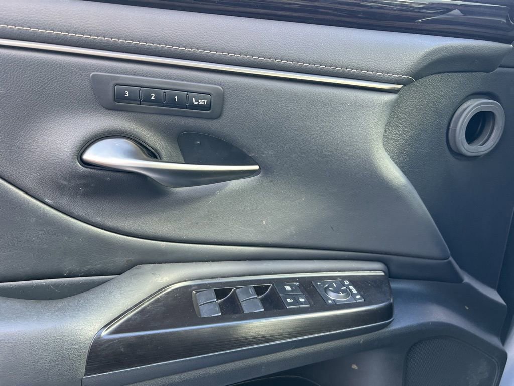 Thumbnail: 2020 Lexus ES - 13