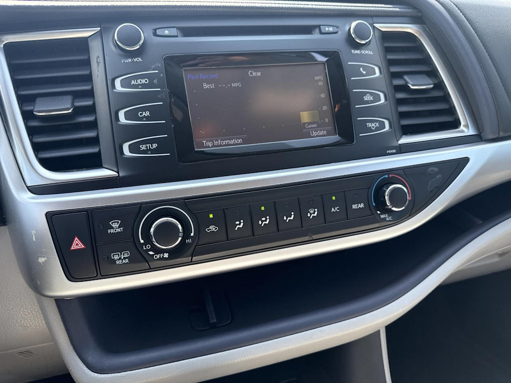 Thumbnail: 2015 Toyota Highlander - 21