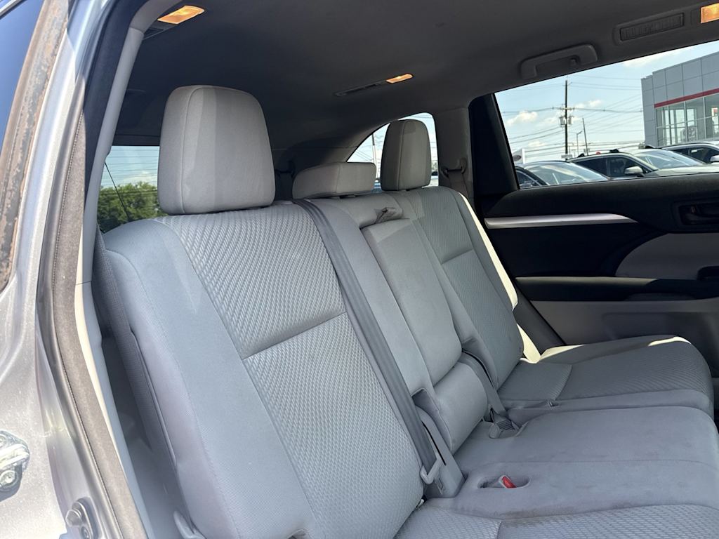 Thumbnail: 2015 Toyota Highlander - 20