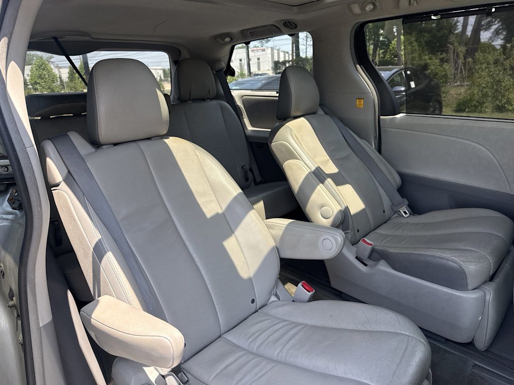 Thumbnail: 2012 Toyota Sienna - 21