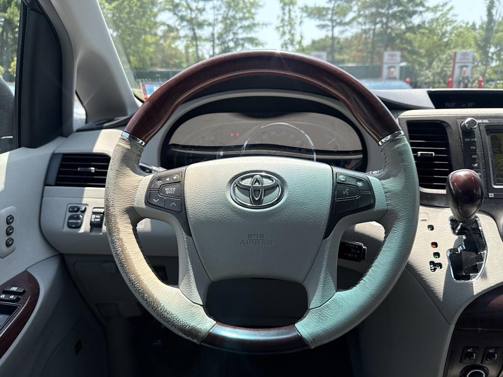 Thumbnail: 2012 Toyota Sienna - 12