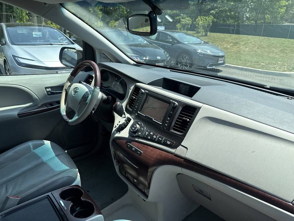 Thumbnail: 2012 Toyota Sienna - 8