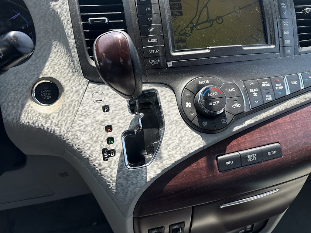 Thumbnail: 2012 Toyota Sienna - 23