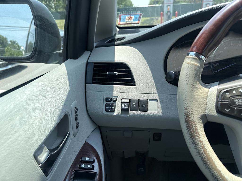 Thumbnail: 2012 Toyota Sienna - 25