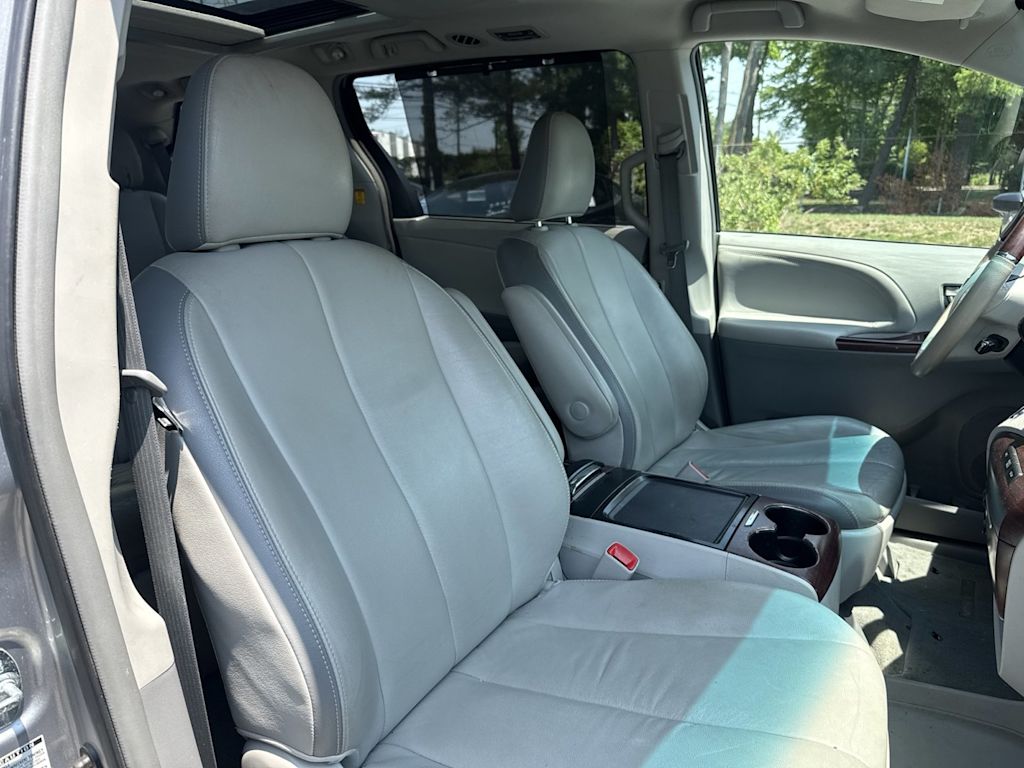 Thumbnail: 2012 Toyota Sienna - 20