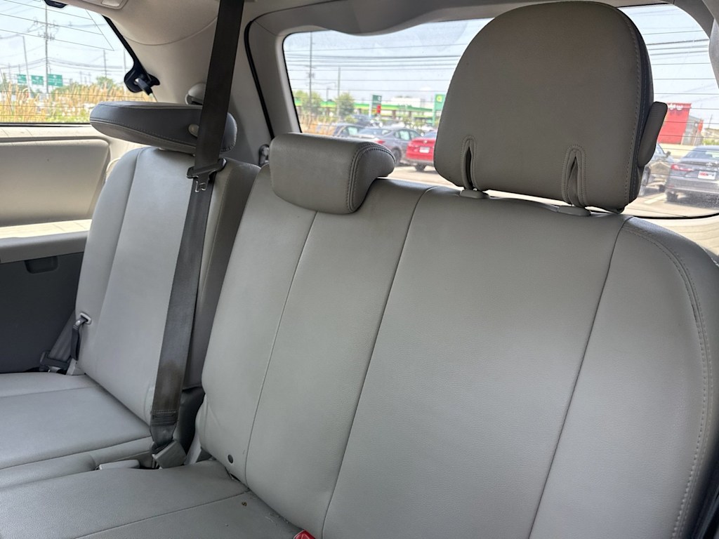 Thumbnail: 2012 Toyota Sienna - 19