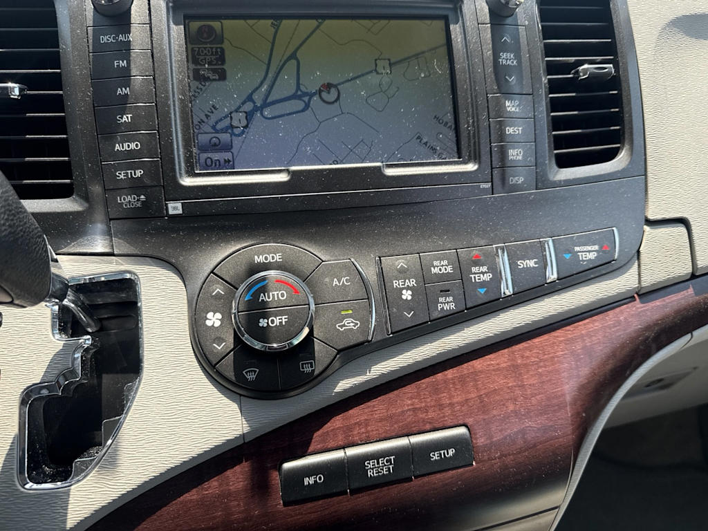 Thumbnail: 2012 Toyota Sienna - 22