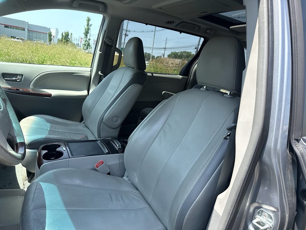 Thumbnail: 2012 Toyota Sienna - 9