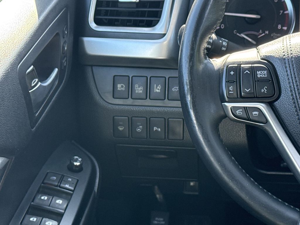 Thumbnail: 2015 Toyota Highlander - 23