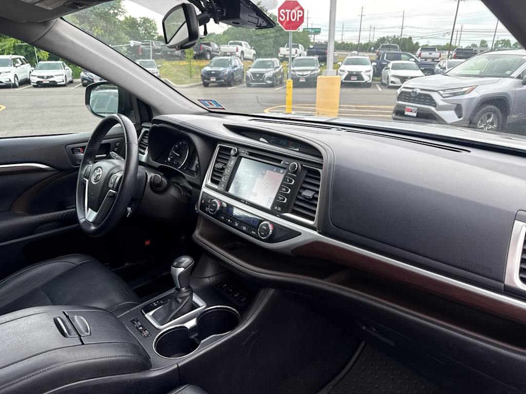 Thumbnail: 2015 Toyota Highlander - 8