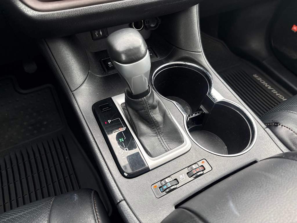 Thumbnail: 2015 Toyota Highlander - 15