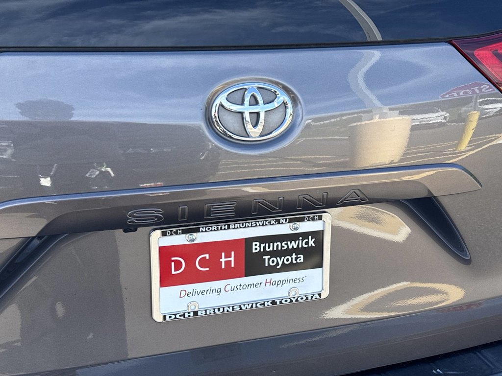 Thumbnail: 2019 Toyota Sienna - 18