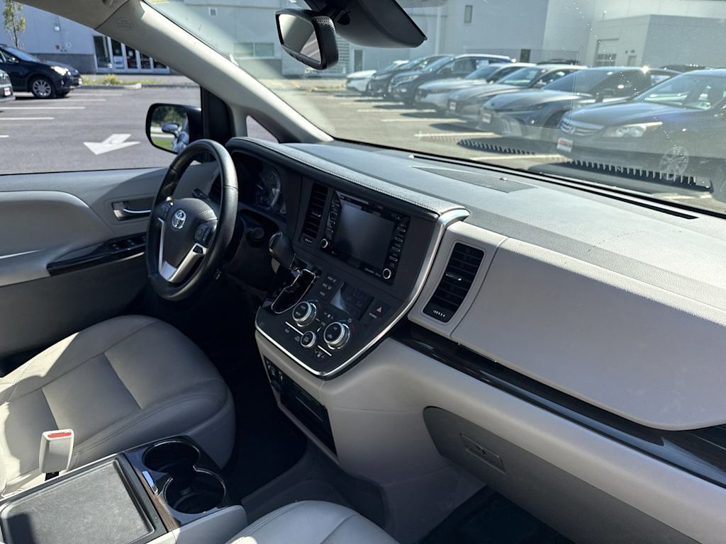 Thumbnail: 2019 Toyota Sienna - 8