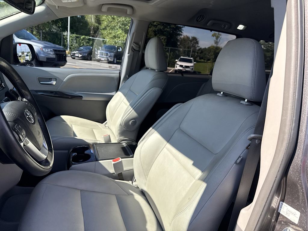 Thumbnail: 2019 Toyota Sienna - 9