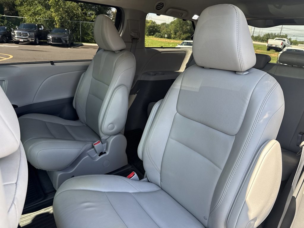 Thumbnail: 2019 Toyota Sienna - 11
