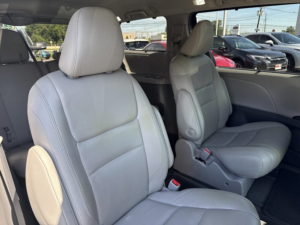 Thumbnail: 2019 Toyota Sienna - 21