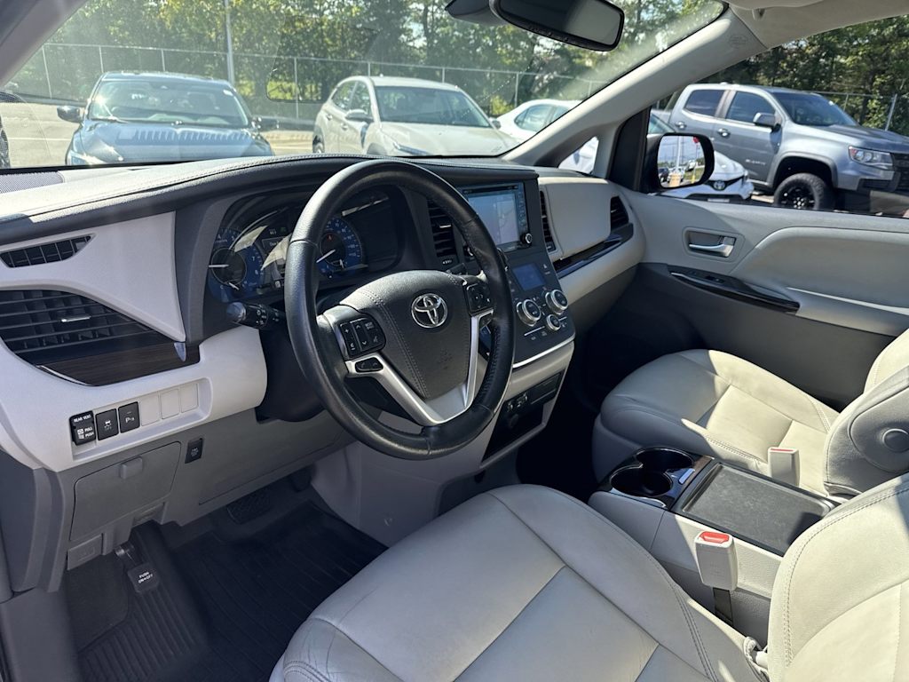 Thumbnail: 2019 Toyota Sienna - 2