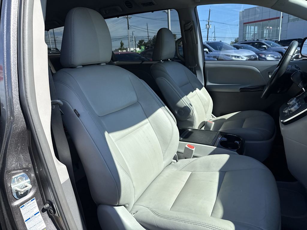 Thumbnail: 2019 Toyota Sienna - 10