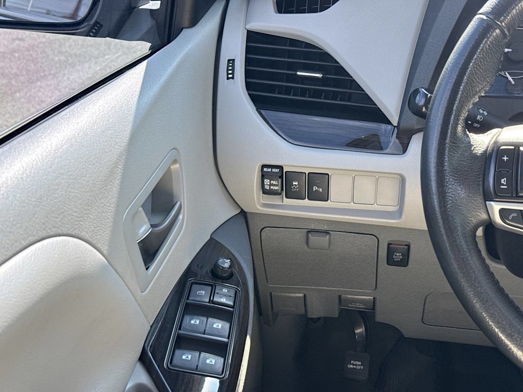 Thumbnail: 2019 Toyota Sienna - 25