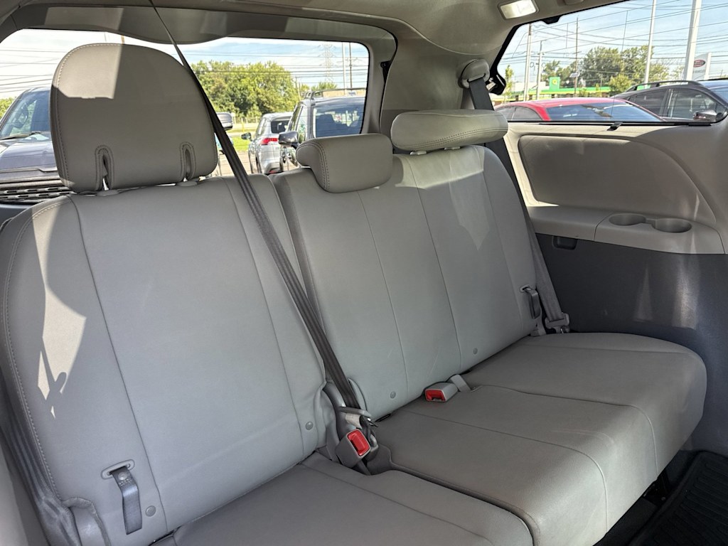 Thumbnail: 2019 Toyota Sienna - 22