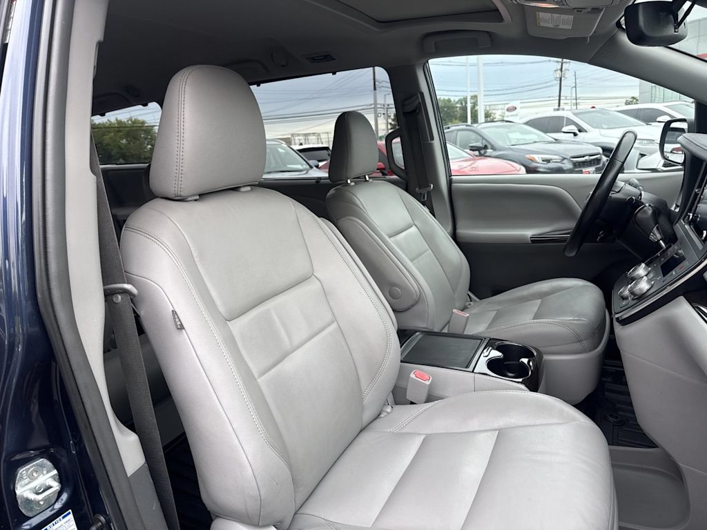 Thumbnail: 2018 Toyota Sienna - 18