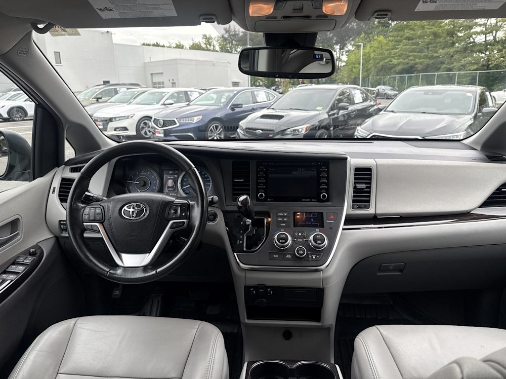 Thumbnail: 2018 Toyota Sienna - 12