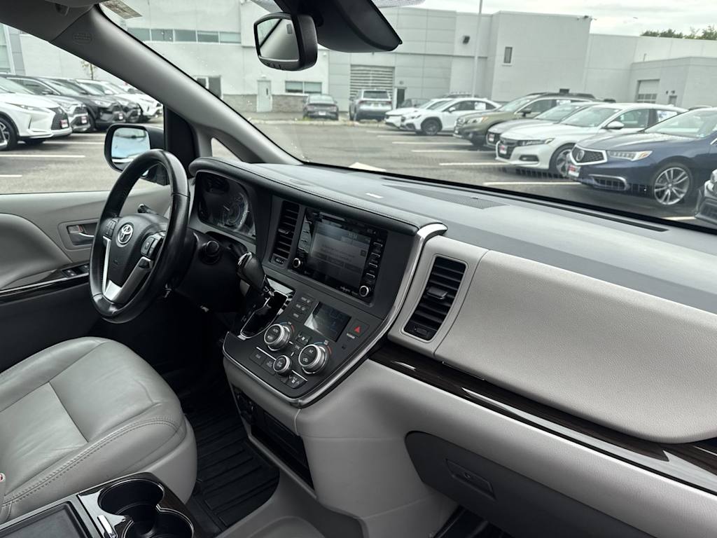 Thumbnail: 2018 Toyota Sienna - 8