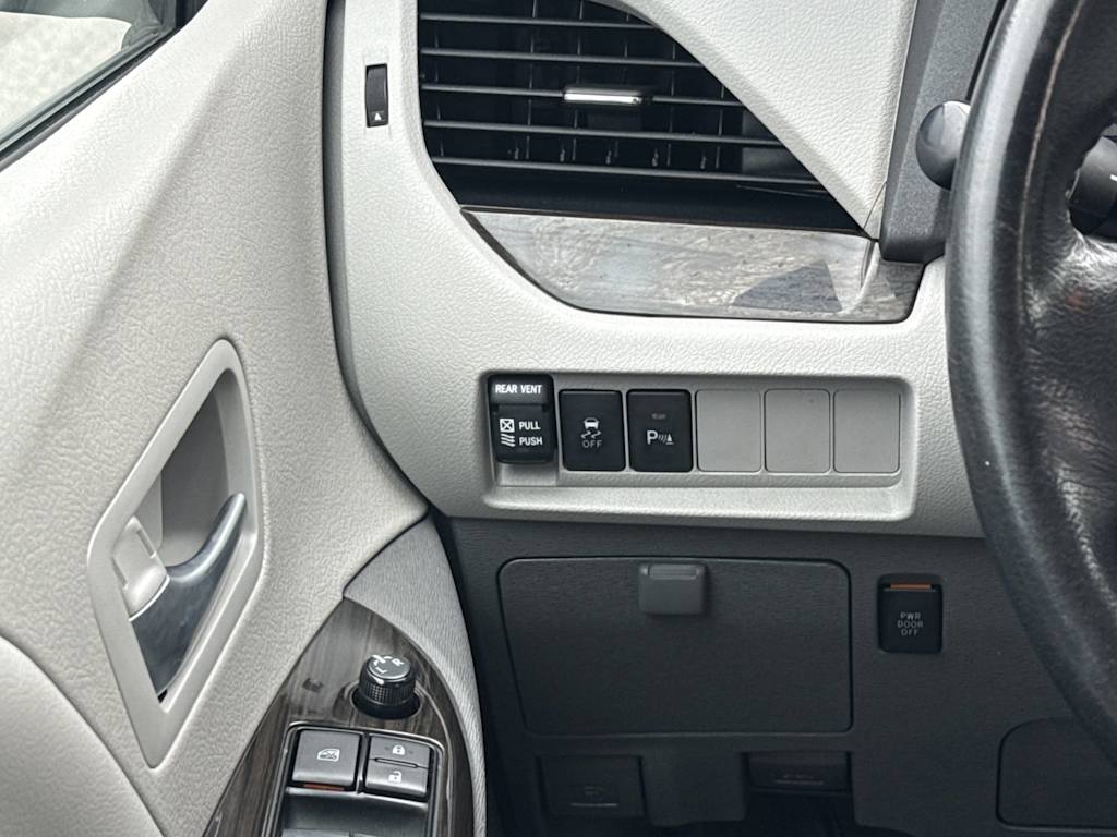 Thumbnail: 2018 Toyota Sienna - 21