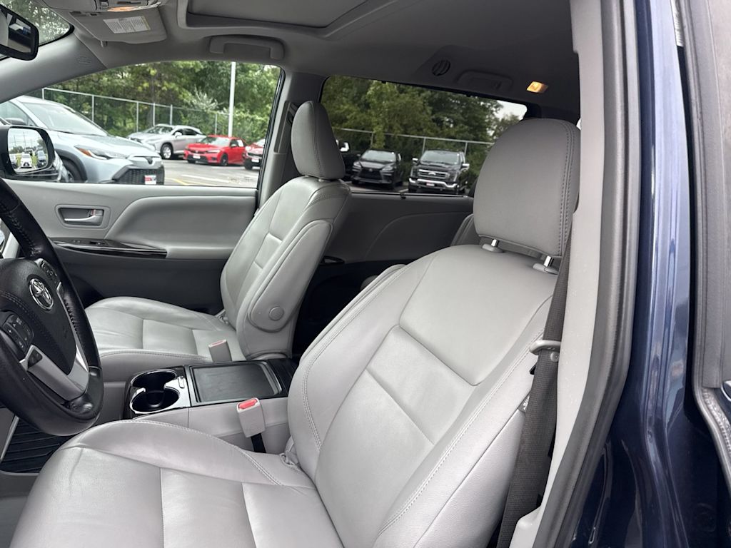 Thumbnail: 2018 Toyota Sienna - 9