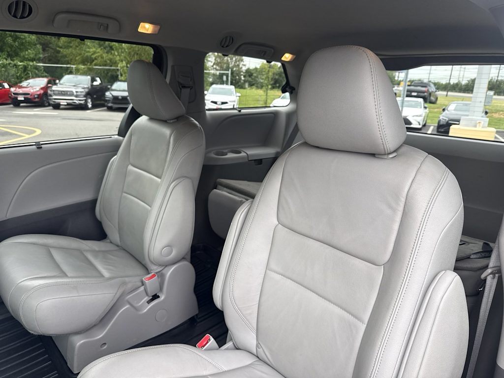 Thumbnail: 2018 Toyota Sienna - 10