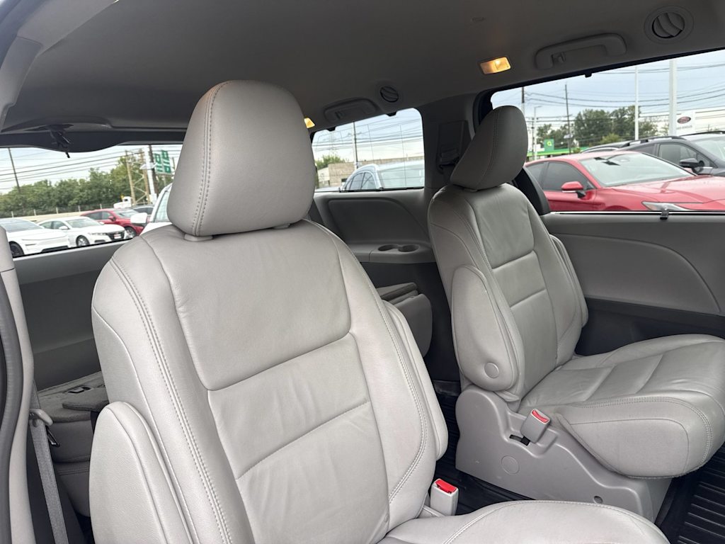 Thumbnail: 2018 Toyota Sienna - 19