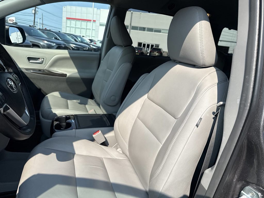 Thumbnail: 2018 Toyota Sienna - 9