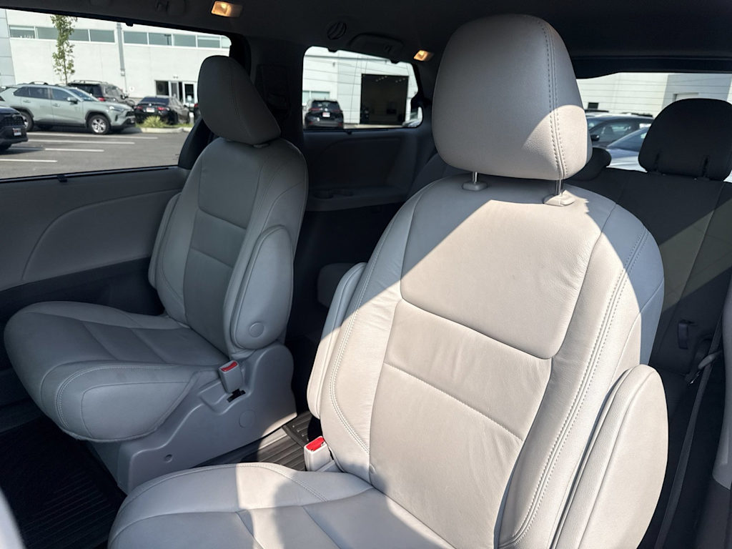 Thumbnail: 2018 Toyota Sienna - 10