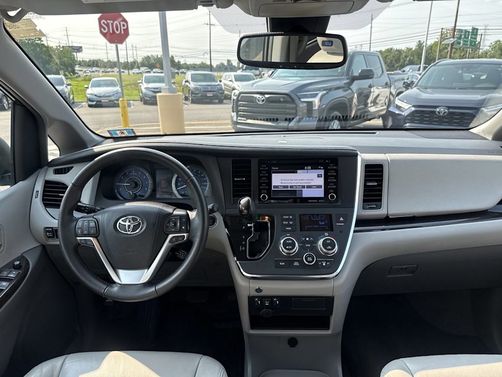 Thumbnail: 2018 Toyota Sienna - 13