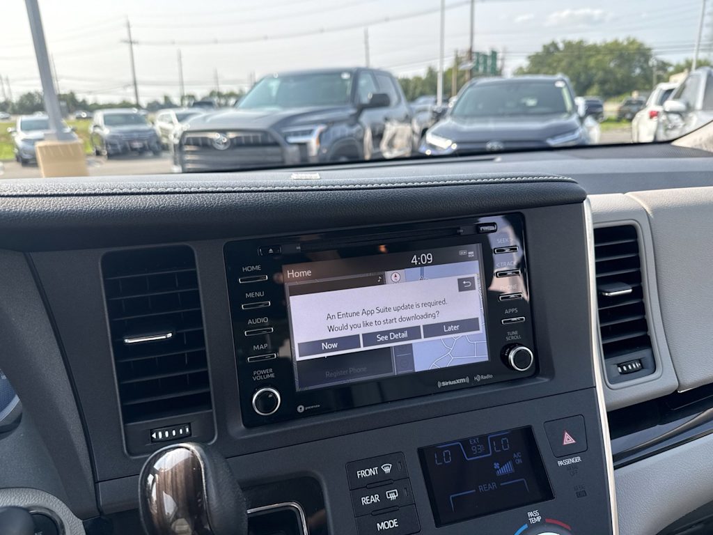 Thumbnail: 2018 Toyota Sienna - 14