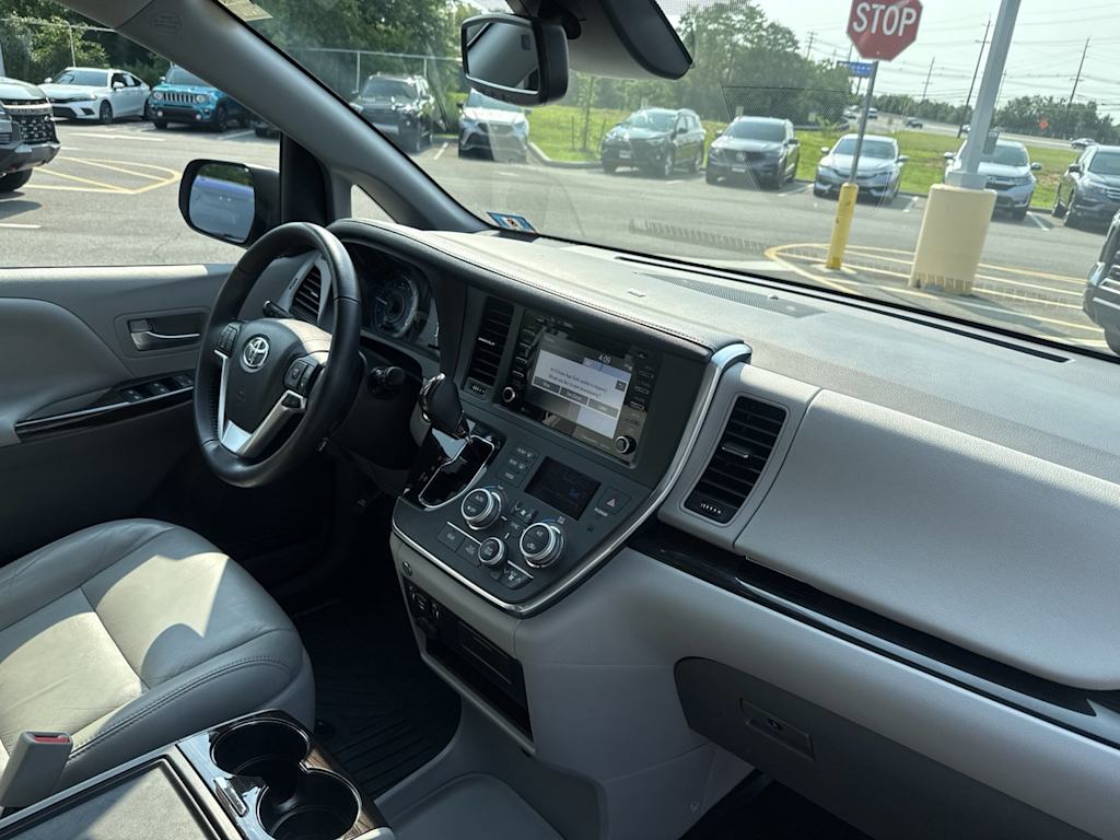 Thumbnail: 2018 Toyota Sienna - 8