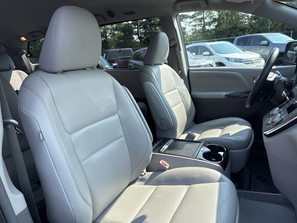 Thumbnail: 2018 Toyota Sienna - 19