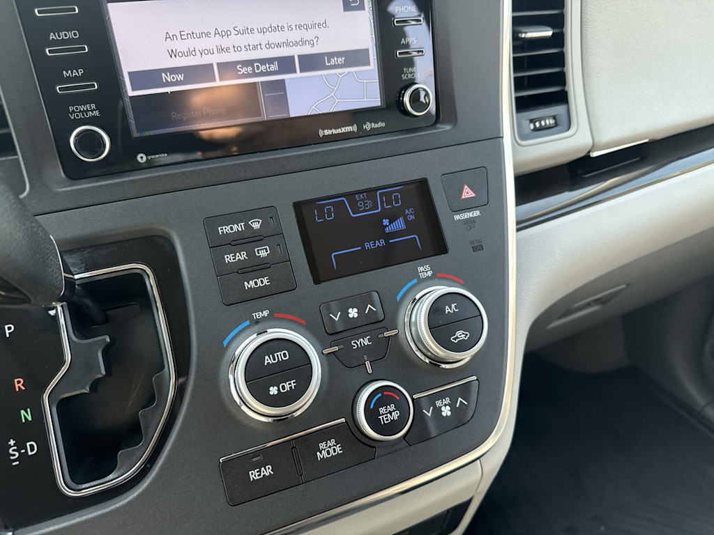 Thumbnail: 2018 Toyota Sienna - 22