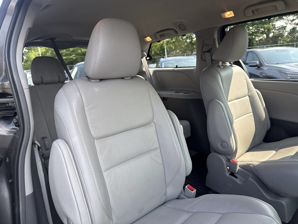 Thumbnail: 2018 Toyota Sienna - 20