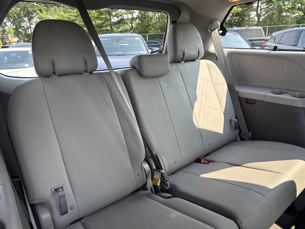 Thumbnail: 2018 Toyota Sienna - 21