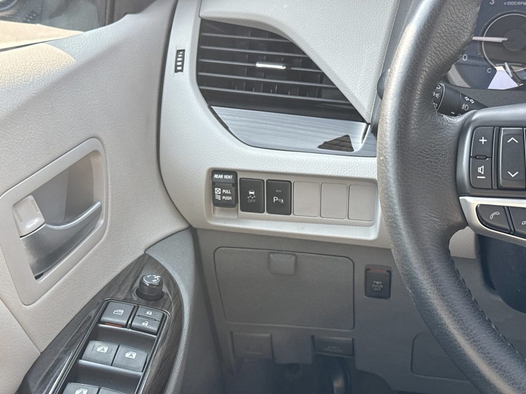 Thumbnail: 2018 Toyota Sienna - 24