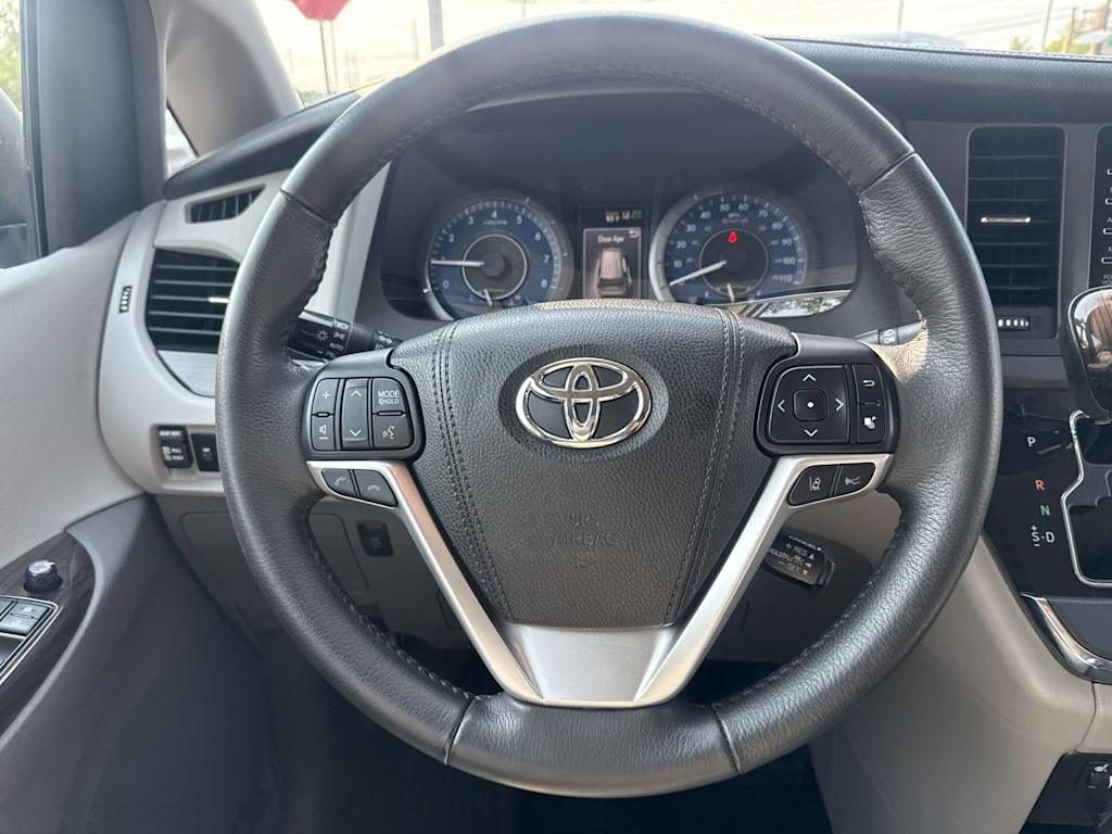 Thumbnail: 2018 Toyota Sienna - 12